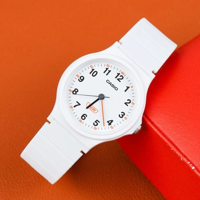 Montre Classique - CASIO - Unisexe - Design Élégant, Résistante, Bracelet Confortable - Noir - Référence LQ-24B-7BDF