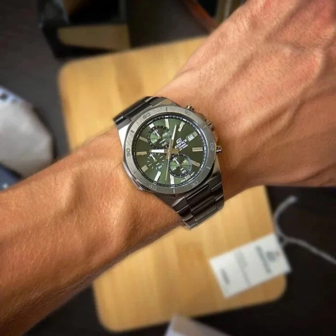 Montre Classique Homme Casio EDIFICE - EFV-640DC-3AVUDF – Chronographe, Acier Inoxydable, Bracelet Maille, Cadran Vert, Étanche 100m – Référence EFV-640DC-3AVUDF