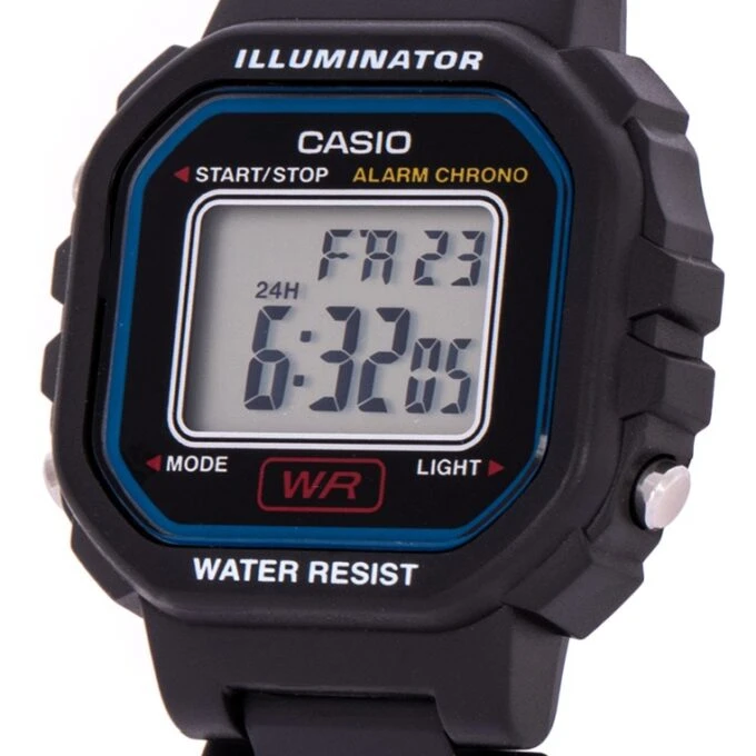 Montre Casio Résine Noir – Dimensions Compactes – Bracelet en Résine – Chronomètre 1/100 Sec – Alarme Quotidienne – Lumière LED Ambre – Calendrier Automatique – Étanchéité – Autonomie 5 Ans – Design Léger et Polyvalent.