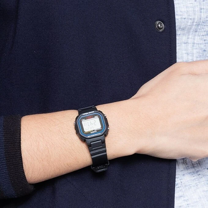 Montre Casio Résine Noir – Dimensions Compactes – Bracelet en Résine – Chronomètre 1/100 Sec – Alarme Quotidienne – Lumière LED Ambre – Calendrier Automatique – Étanchéité – Autonomie 5 Ans – Design Léger et Polyvalent.