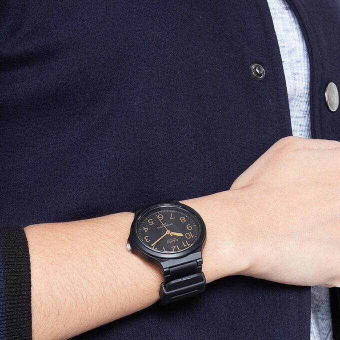 Montre Homme CASIO MW-240-1B2VDF - Bracelet en résine noir - Résistant à l'eau