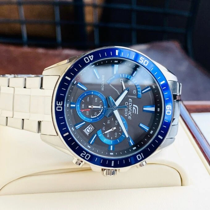 Montre homme Casio Edifice Classic EFR-552D-2AVUDF – Chronographe, Acier inoxydable, Cadran bleu, Étanchéité 10 Bar, Bracelet argent