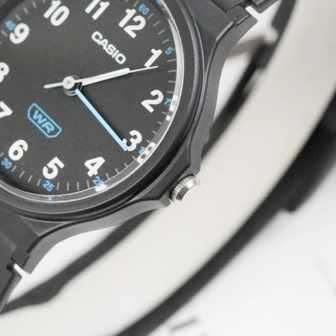 Montre Casio LQ-24B-1BDF - Femme - Analogique, Étanche, Bracelet Résine Bio - Boîtier 36.1 × 31.5 mm - Résine - Noir - Autonomie 3 ans - LQ-24B-1BDF