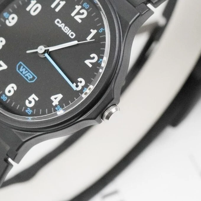 Montre Casio LQ-24B-1BDF - Femme - Analogique, Étanche, Bracelet Résine Bio - Boîtier 36.1 × 31.5 mm - Résine - Noir - Autonomie 3 ans - LQ-24B-1BDF