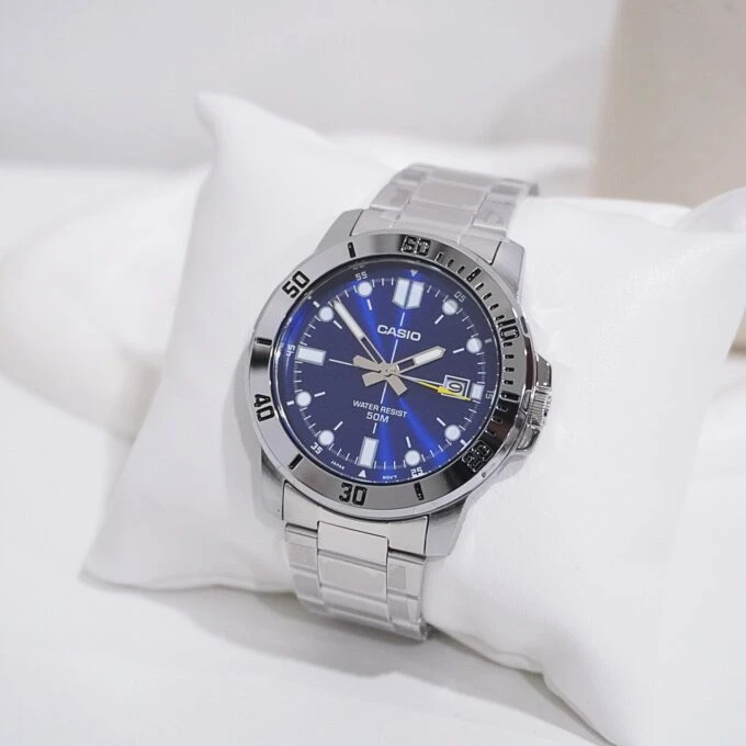 Montre CASIO Homme - MTP-VD01D-2EVUDF - Bracelet Gris En Acier Inoxydable - Résistante à l'eau - 12 Mois De Garantie