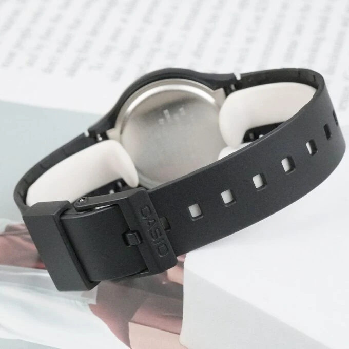 Montre Casio LQ-24B-1BDF - Femme - Analogique, Étanche, Bracelet Résine Bio - Boîtier 36.1 × 31.5 mm - Résine - Noir - Autonomie 3 ans - LQ-24B-1BDF