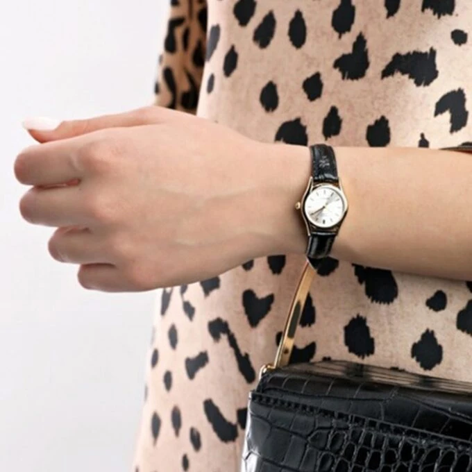 Montre Femme Casio - LTP-1094Q-7ARDF - Bracelet en Cuir noir - Affichage analogique - Résistant à l'eau