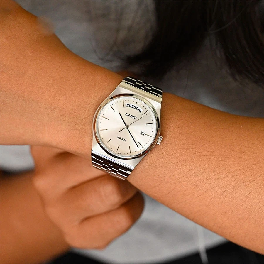 montre homme casio mtp b146d 7avdf – acier inoxydable, 40,8 mm, bracelet acier, résistante 50m, affichage jour/date, précision ±20s/mois, verre minéral, 3 ans autonomie