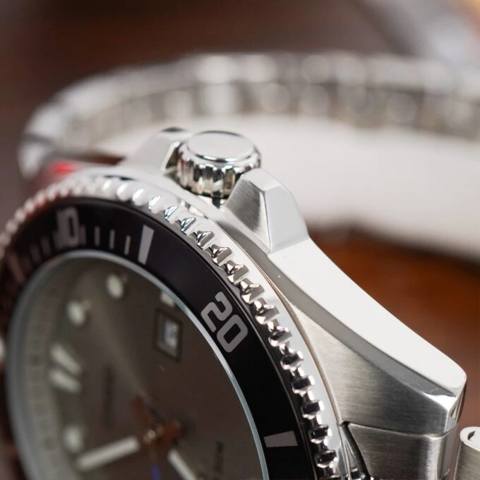 Montre Homme Casio MDV-107D-8AVDF - Acier inoxydable, lunette anti-retour, étanche 200m, verre minéral, bracelet acier, précision ±20s/mois, date - Argenté