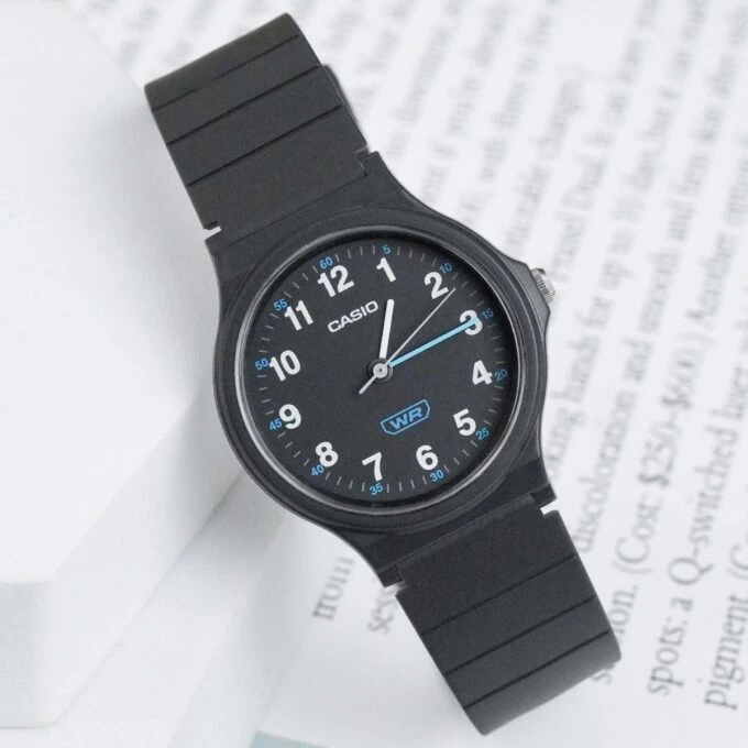 Montre Casio LQ-24B-1BDF - Femme - Analogique, Étanche, Bracelet Résine Bio - Boîtier 36.1 × 31.5 mm - Résine - Noir - Autonomie 3 ans - LQ-24B-1BDF