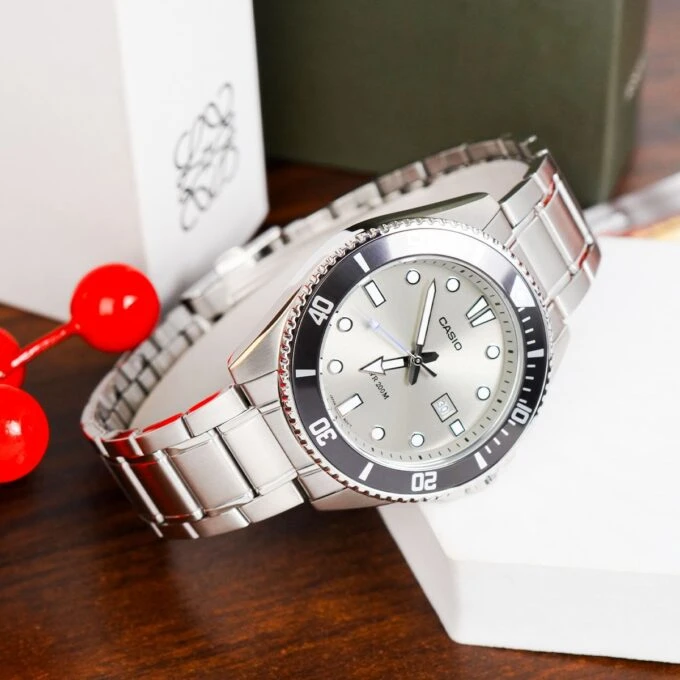 Montre Homme Casio MDV-107D-8AVDF - Acier inoxydable, lunette anti-retour, étanche 200m, verre minéral, bracelet acier, précision ±20s/mois, date - Argenté