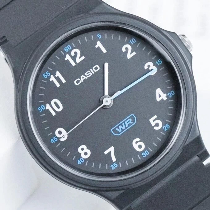 Montre Casio LQ-24B-1BDF - Femme - Analogique, Étanche, Bracelet Résine Bio - Boîtier 36.1 × 31.5 mm - Résine - Noir - Autonomie 3 ans - LQ-24B-1BDF