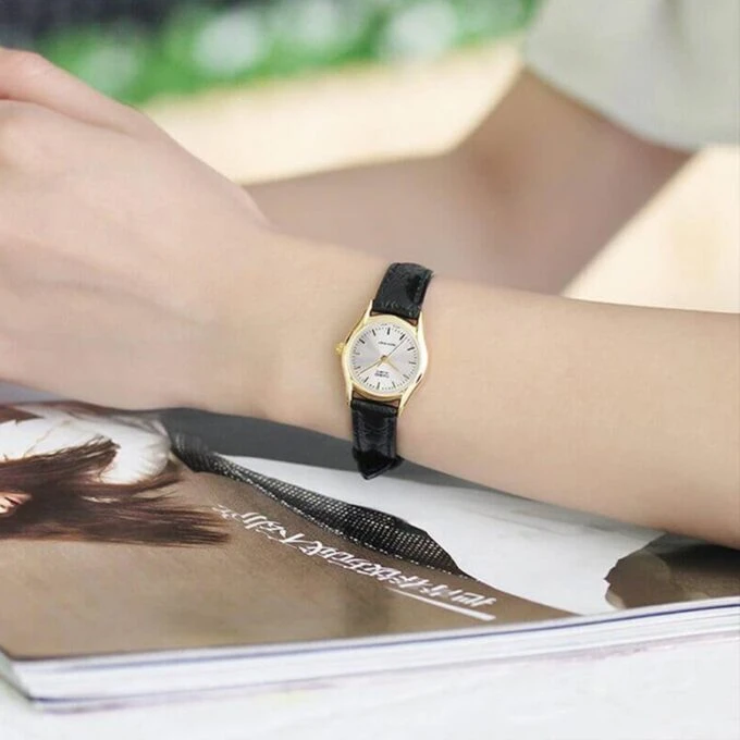 Montre Femme Casio - LTP-1094Q-7ARDF - Bracelet en Cuir noir - Affichage analogique - Résistant à l'eau