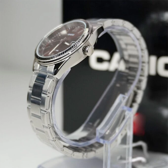 Montre Femme Analogique Casio - Acier Inoxydable, Cadran Rouge, Date, Etanche 50m - LTP-1302DD-5AVDF