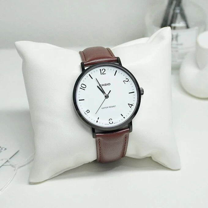 Montre Analogique Casio Pour Homme, Minimaliste, Bracelet en Cuir Marron, Cadran Blanc Concave, 3 Aiguilles - MTP-VT03BL-7BDF