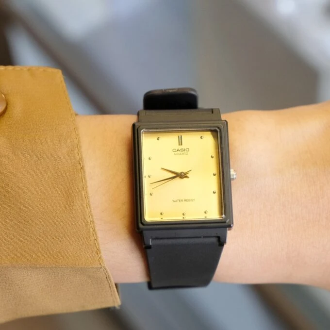 Montre Casio Unisexe - Bracelet Noir En Resine -Boitier En Resine - Résistante À L'Eau - 12 Mois De Garantie - Mq-38-9Adf