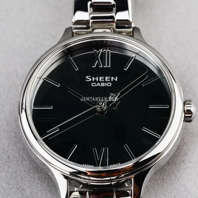 Montre Casio Sheen SHE-4560D-7AUDF - Design Moderne et Résistance à l'Eau de 10 ATM - Verre Saphir