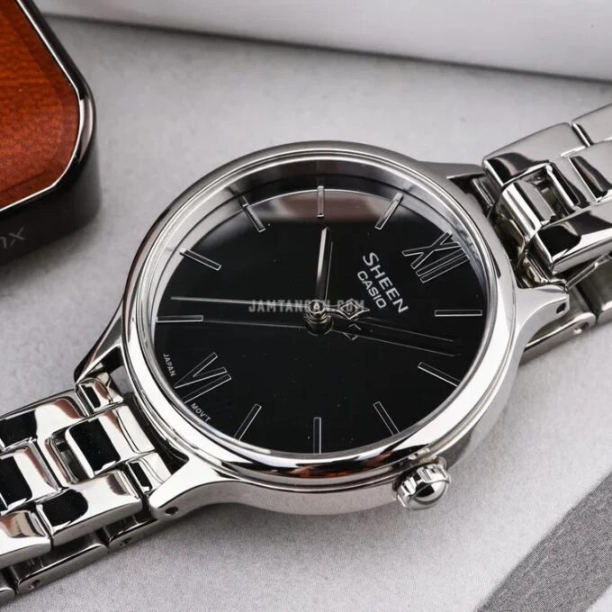 Montre Casio Sheen SHE-4560D-7AUDF - Design Moderne et Résistance à l'Eau de 10 ATM - Verre Saphir