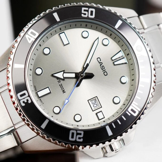 Montre Homme Casio MDV-107D-8AVDF - Acier inoxydable, lunette anti-retour, étanche 200m, verre minéral, bracelet acier, précision ±20s/mois, date - Argenté