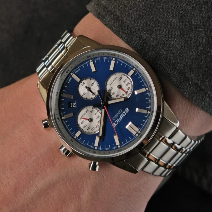 Montre homme Casio – Chronographe, Acier inoxydable, Verre minéral, Étanche 100m, Bracelet acier, Bleu - EFR-575D-2ADF