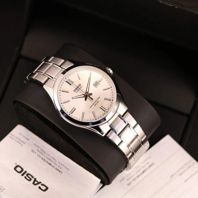 Montre Classique Homme - Casio - Quartz, Acier Inoxydable, Étanche 100m, Affichage Jour/Date, Aiguilles Lumineuses - Argenté - MTD-130D-7AVDF