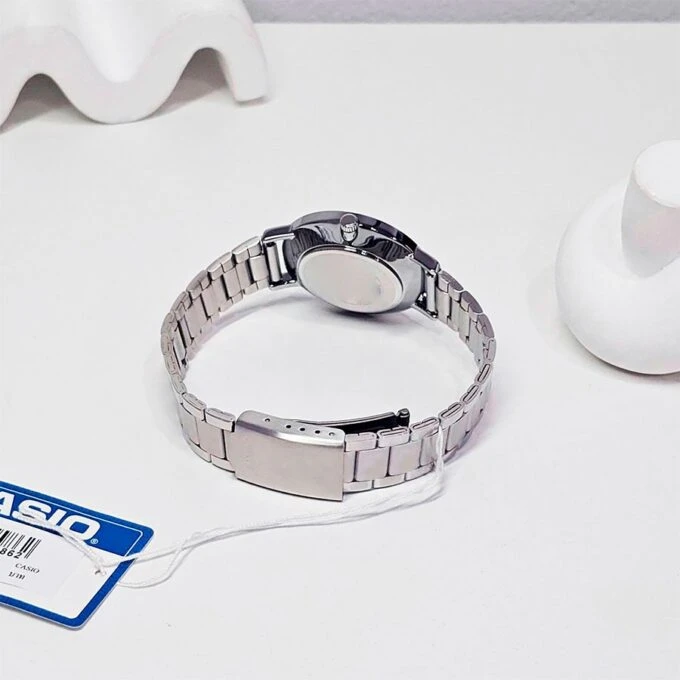 Montre Casio - Femme - Analogique, Chronométrage, Résistante à leau, Autonomie 3 ans - Bracelet Acier Inoxydable - Argent/Rose - LTP-VT03D-4BDF