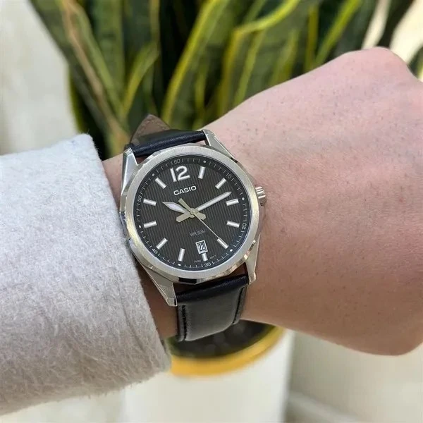 Montre classique homme - design moderne et élégant, cadran à motif rayé, étanche 50m, bracelet cuir véritable - acier inoxydable - MTP-E725L-1AVDF