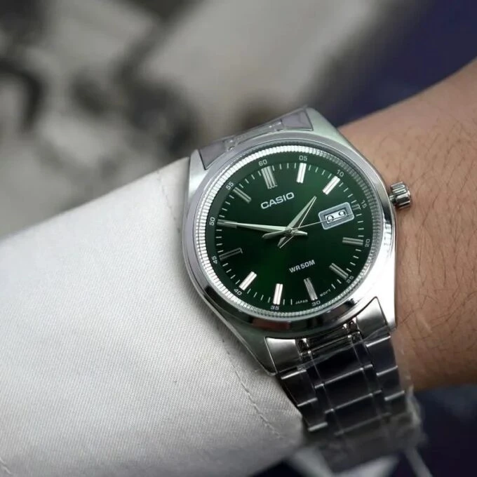 montre homme casio mtp b180d 3avdf acier inoxydable, bracelet métal, verre minéral, étanche 50m, date, précision ±20s/mois vert, référence mtp b180d 3avdf