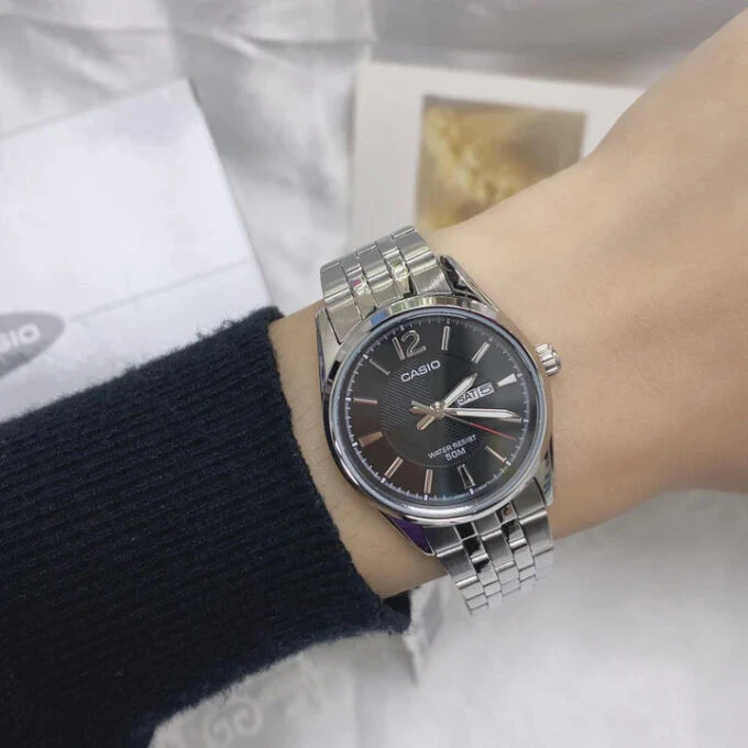 montre casio mtp 1335d 1avdf Élégance classique avec cadran noir et bracelet en acier index luminescents