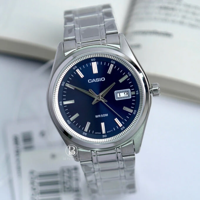 Montre homme Casio MTP-B180D-2AVDF – Acier inoxydable, Bracelet acier, Verre minéral, Étanche 50m, Date, 3 ans autonomie – Argenté/Bleu