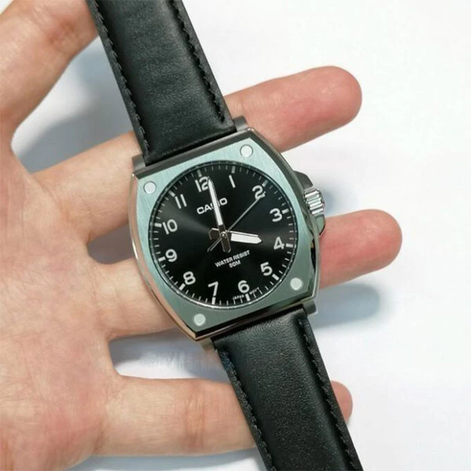 Montre Classique - Casio - Homme - Design Élégant, Bracelet Cuir, Résistante à lEau, Mouvement Quartz - Noir - Référence MTP-E730L-1AVDF