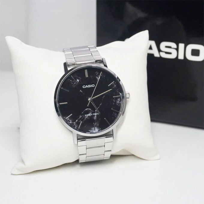 Montre Classique - Casio - Homme - Design Élégant, Bracelet Métal, Résistante à lEau, Mouvement Quartz - Acier Inoxydable - Noir - Référence MTP-VT01DM-1AUDF