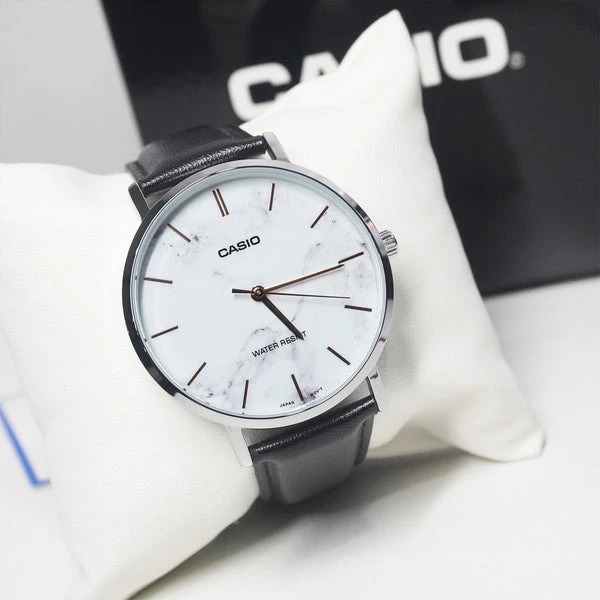 Montre Analogique Casio Homme - MTP-VT01LM-7A - Bracelet en Cuir et Résistance à l'Eau - Verre Minéral - Design Sophistiqué