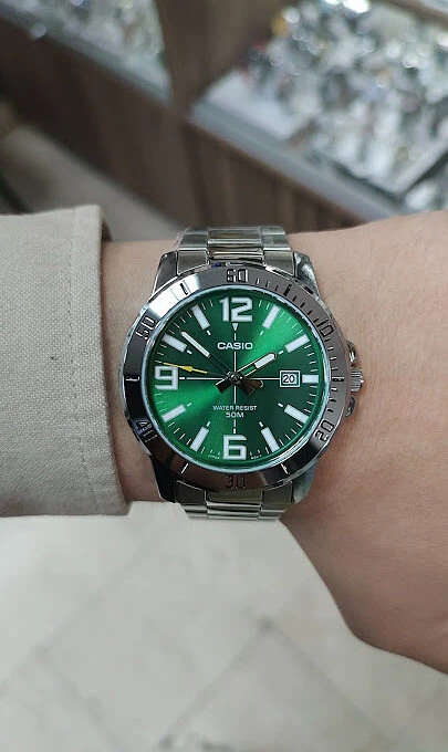 Montre Classique - CASIO - Homme - Design Élégant, Résistante à lEau, Bracelet Acier Inoxydable, Cadran Vert - MTP-VD01D-3BVUDF