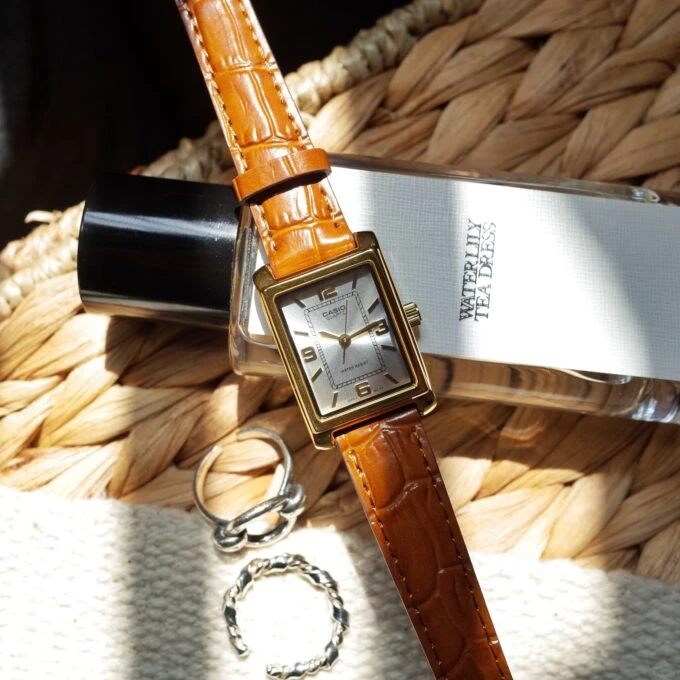 Montre Classique Femme - Design Élégant, Bracelet Cuir, Résistance à lEau, Mouvement Quartz - Acier Inoxydable - Doré - Référence - LTP-1234GLL-7ADF