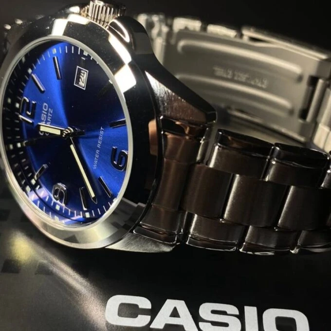 Montre Homme Casio MTP-1215A-2ADF – Acier inoxydable, Dateur, Affichage analogique, Résistante à l’eau – Bleu – Montre Classique