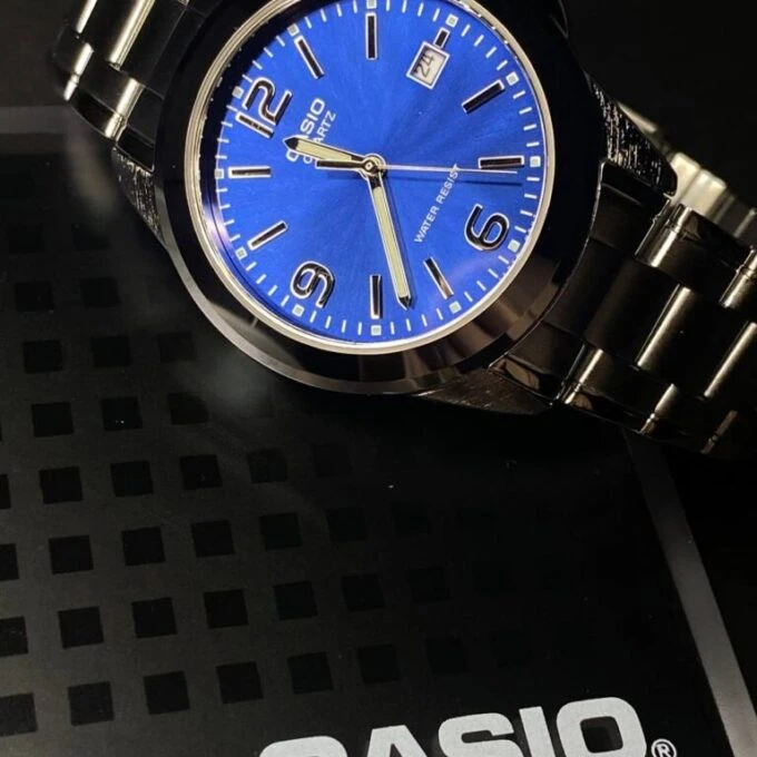 Montre Homme Casio MTP-1215A-2ADF – Acier inoxydable, Dateur, Affichage analogique, Résistante à l’eau – Bleu – Montre Classique