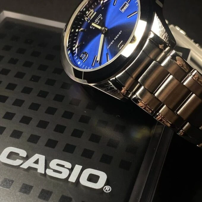 Montre Homme Casio MTP-1215A-2ADF – Acier inoxydable, Dateur, Affichage analogique, Résistante à l’eau – Bleu – Montre Classique