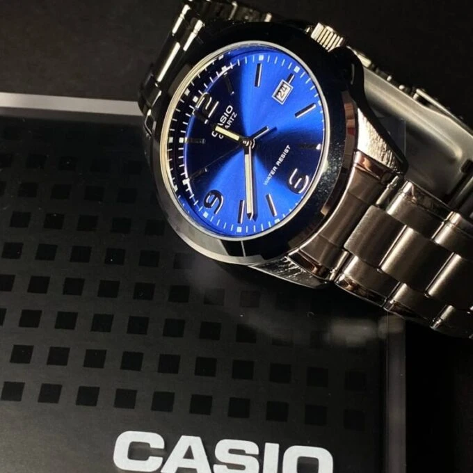 Montre Homme Casio MTP-1215A-2ADF – Acier inoxydable, Dateur, Affichage analogique, Résistante à l’eau – Bleu – Montre Classique