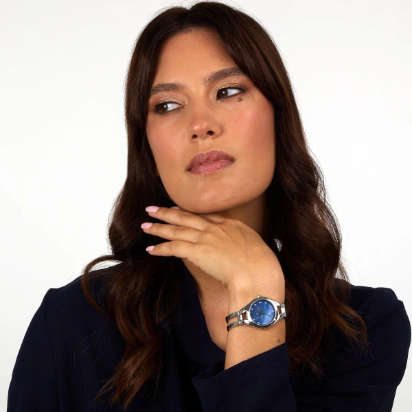 Montre Femme Trussardi Metropolitan, Acier Argenté, Cadran Bleu, 30mm, Etanche 50m, Style Classique – Réf. R2453159505