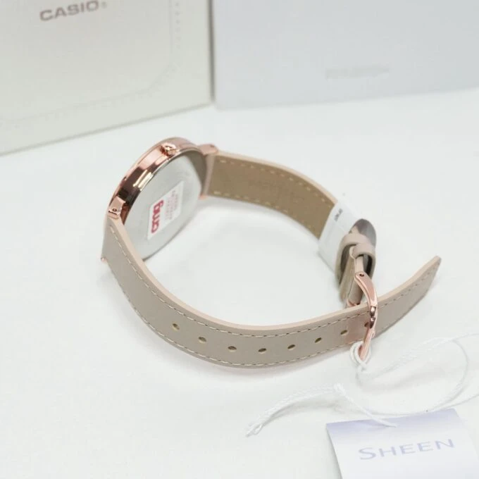 Montre CASIO - Femme - Couleur du boîtier Rose - Analogique - Verre saphir - SHE-4562PGL-4AUDF - Verre Saphir