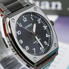 Montre Classique Homme - Casio - Design Tonneau, Résistance à lEau 50m, Cadran Noir, Bracelet Cuir - Acier Inoxydable - Référence MTP-E730B-1AVDF